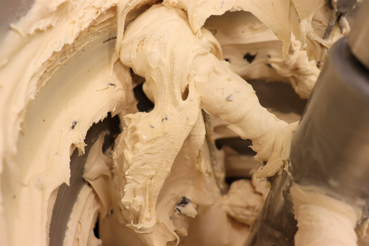 165 ml Erdnusseis mit Schokostückchen